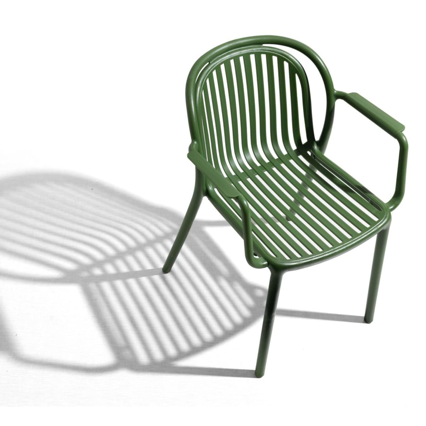 Modern dark green plastic chair with armrests for outdoor use – stackable, durable and ideal for terrace, HORECA and garden spaces